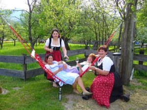 St. Johann in Tirol. Vier Wirtinnen am Kitzbüheler Horn bringen Wanderer zum Weinerlebnis am Berg und auf der Alm: Annemarie Foidl