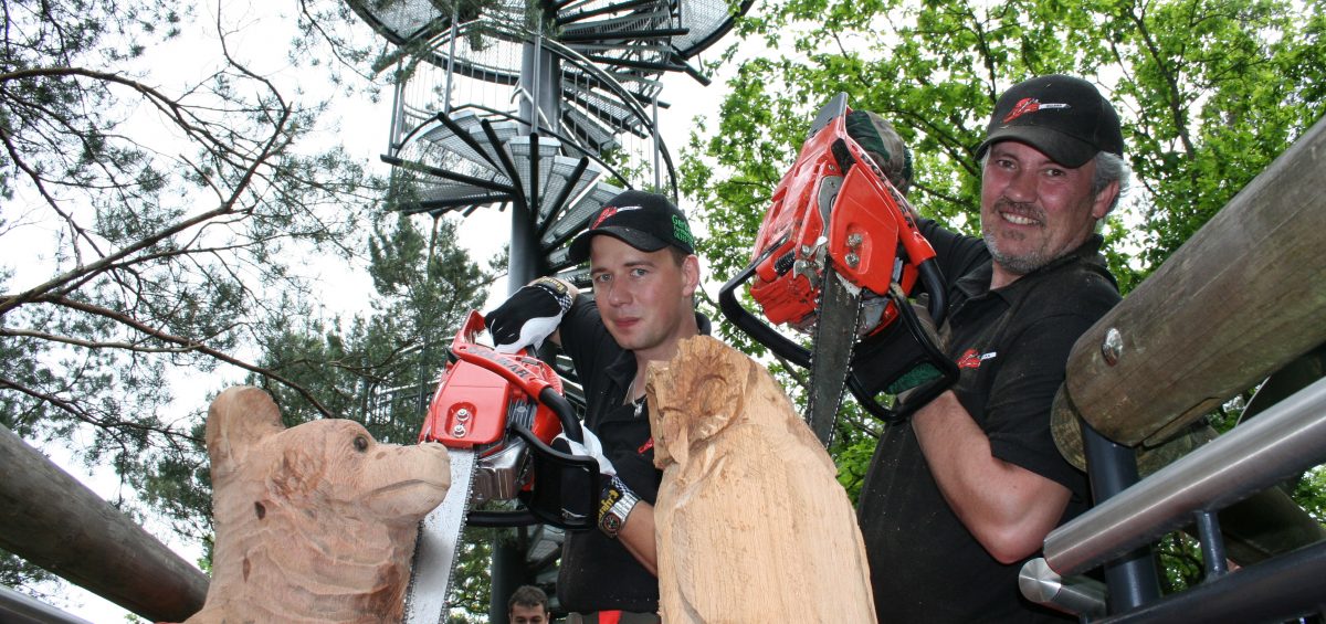 Deutschlands beste Kettensäge-Künstler schnitzen im Pfälzerwald um die Wette - und gegen die Zeit