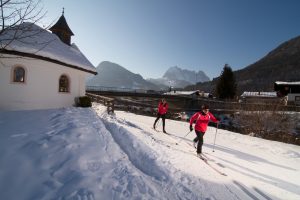 Volkslanglauf im Schnee:  Zwei Spuren um den Kaiser
