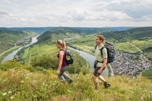 Wanderer am Calmont bei Bremm.