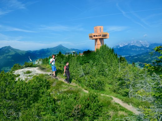 Aussichtsreich: Auf der Buchensteinwand eröffnet das 30 Meter hohe Jakosbkreuz neue Perspektiven mit Blicken bis zum Kaisergebirge und über den Pillersee.