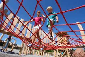 Training am Berg: Auf der Steinplatte lockt ein Niederseilgarten kleine Eroberer.