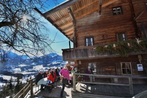Winter-Genuss auf der Eiblberg-Einkehr hoch über St. Jakob in Haus.