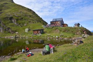 Natur pur: Aufstieg zum schönsten Wildalpsee der Kitzbüheler Alpen. Am Wildseeloder können Familien unterhalb des Gipfelkreuzes übernachten.