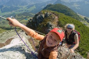 Familien-Wege: Kurz in den Seilen hängen und zu den Dinos klettern