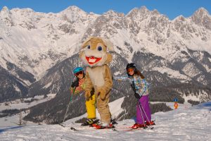 Familien fahren im Tiroler Pillerseetal bis Ostermontag günstig Ski.