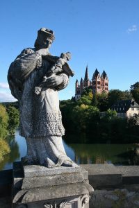 Hoch und heilig – Nepomukstatue auf der Alten Lahnbrücke